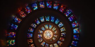 Czy spodnie we wzory są modne?